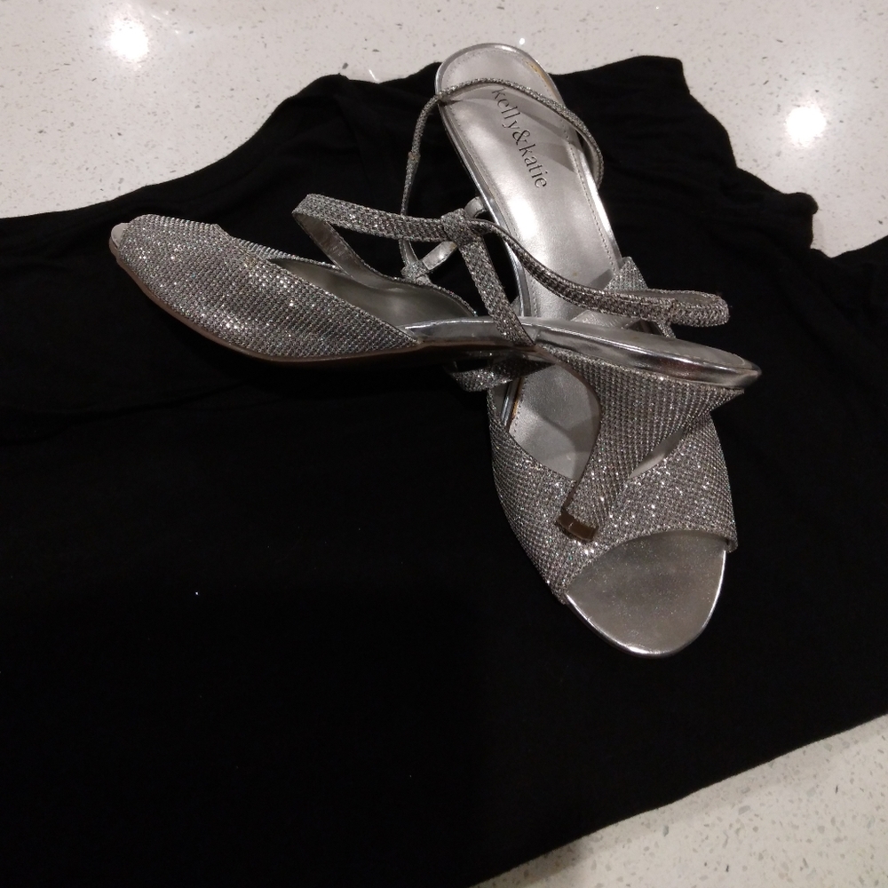 Women Dress mid-heel sandal.
